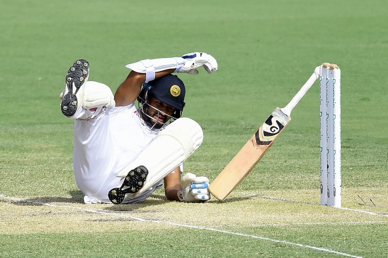 Karunaratne stretchered off as Sri Lanka chase big Australia total